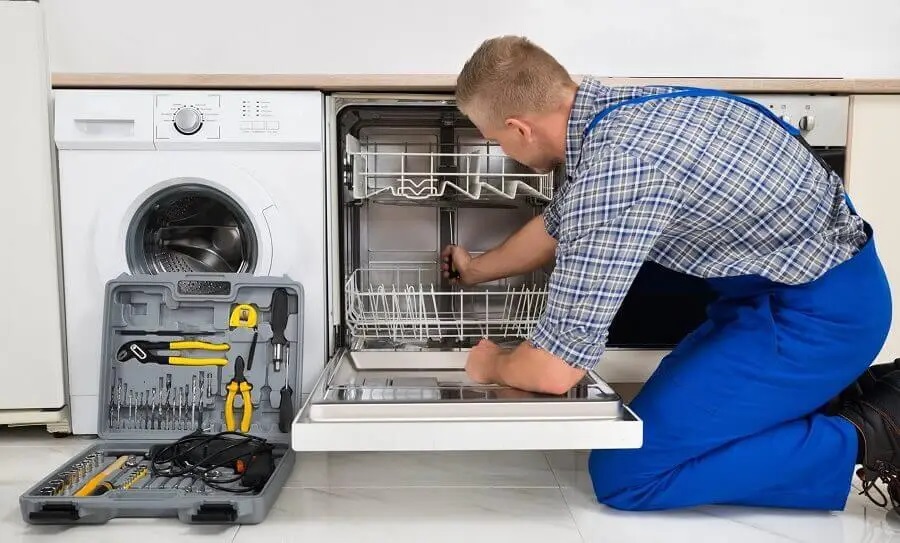 Adapazarı Hoover servisi teknisyen ekibi beyaz eşya tamiri yaparken